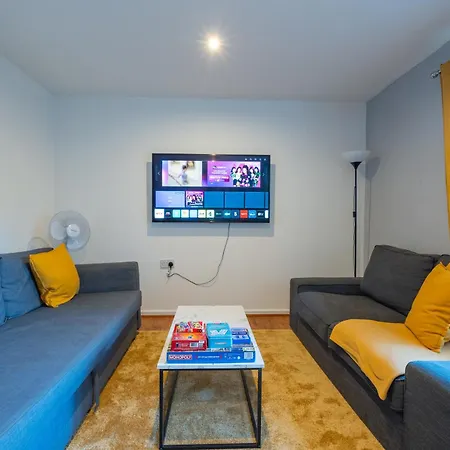 Cheerful 4-Bedroom House With Multiple Car Parking-3