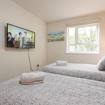 Cheerful 4-Bedroom House With Multiple Car Parking-2